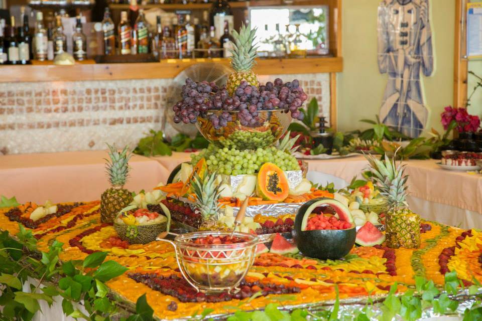 Mesa central de frutas colorida
