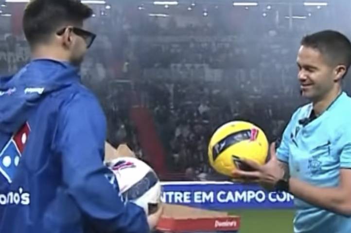 Entrega bola final taça liga