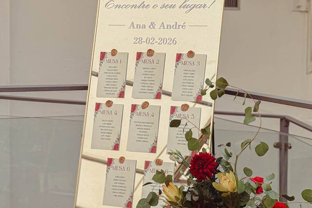 Espelho e arranjo floral