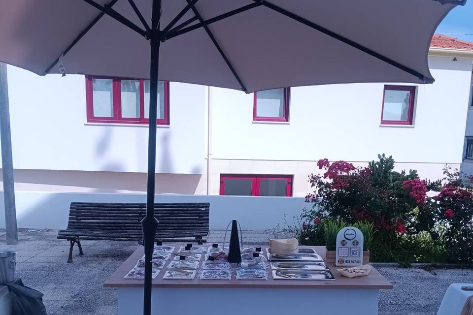 Spot à porta da igreja