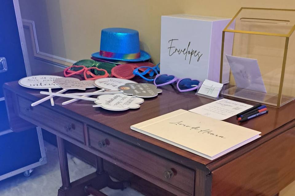 O livro de honra e adereços