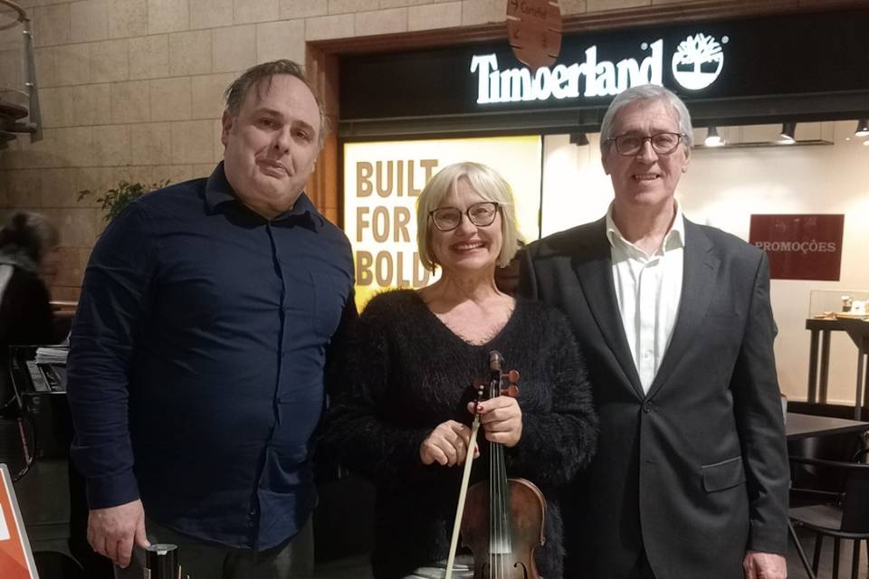 Trio de piano, violino e voz