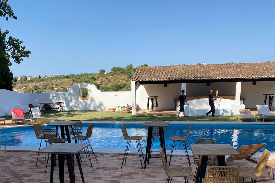 Zona da piscina e mesas