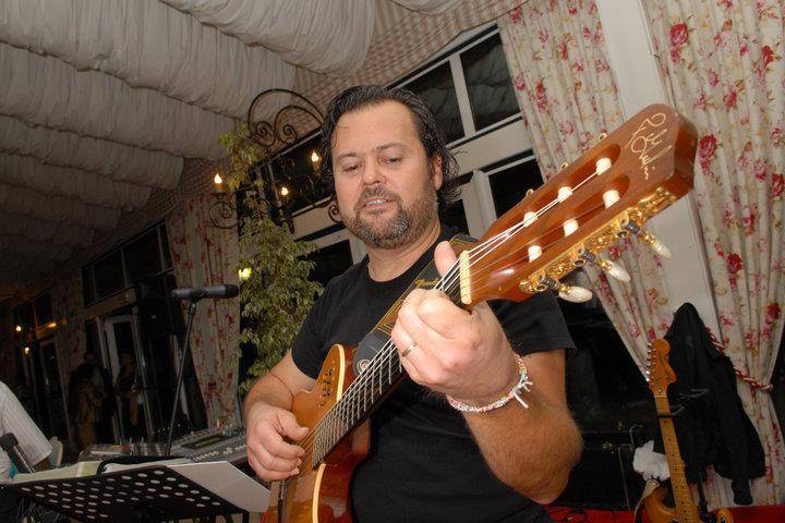 Acácio Gomes em guitarra