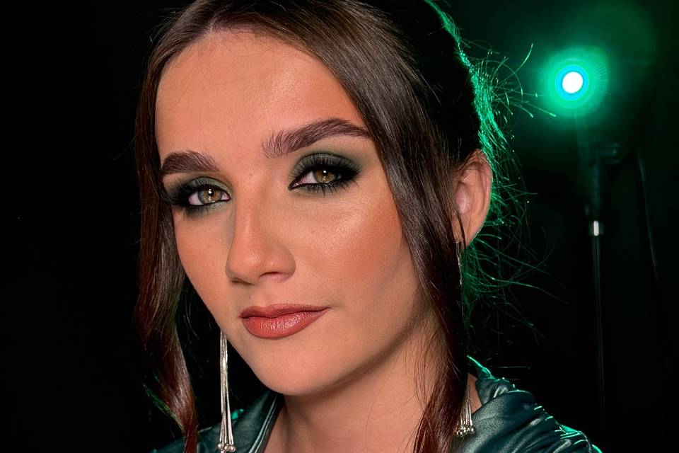 Smokey eye make up
