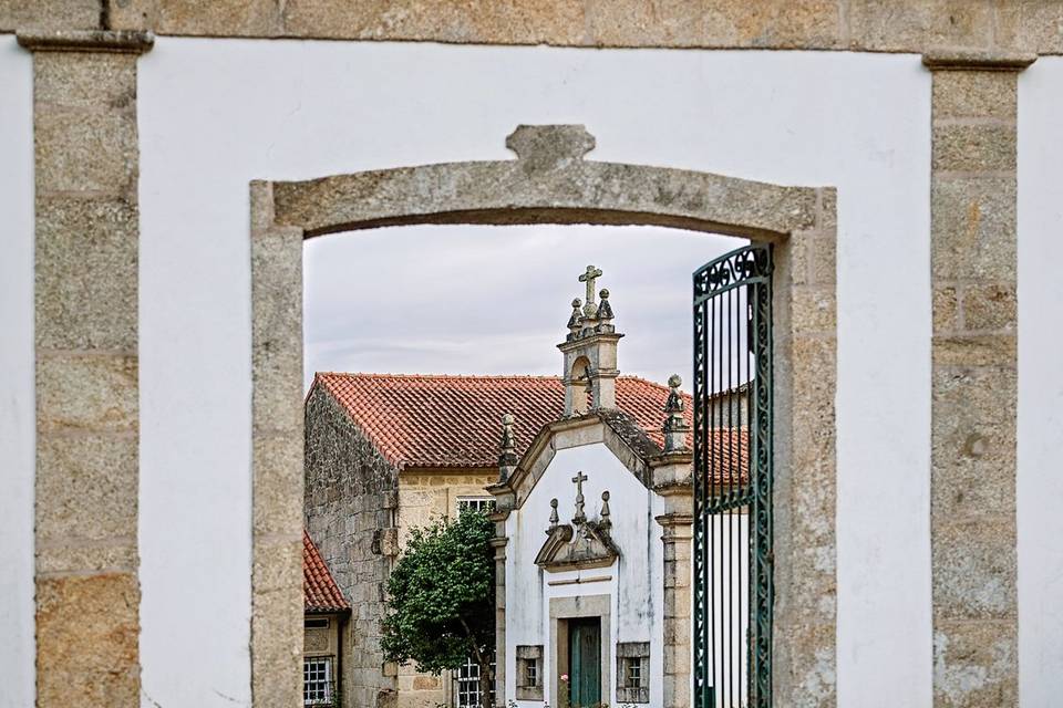 Portão e capela da Quinta