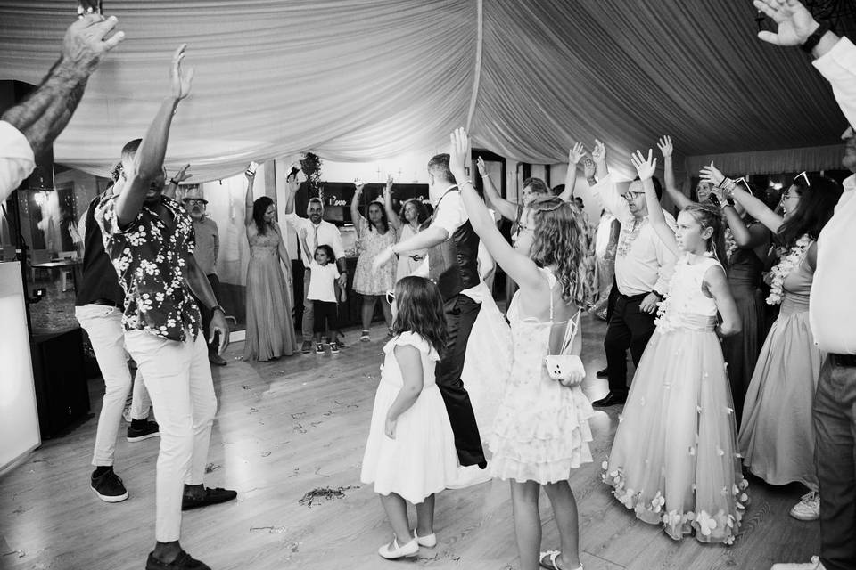 Levantem os braços então?