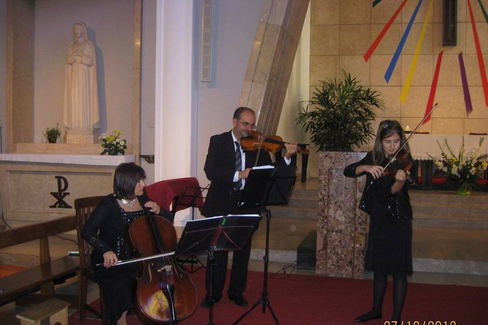 Trio de cordas na igreja
