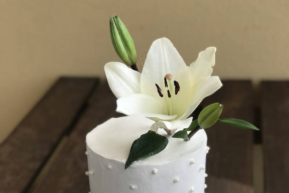 White flower cake