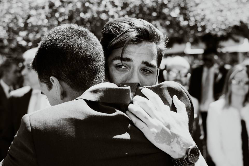 Irmão abraça o noivo