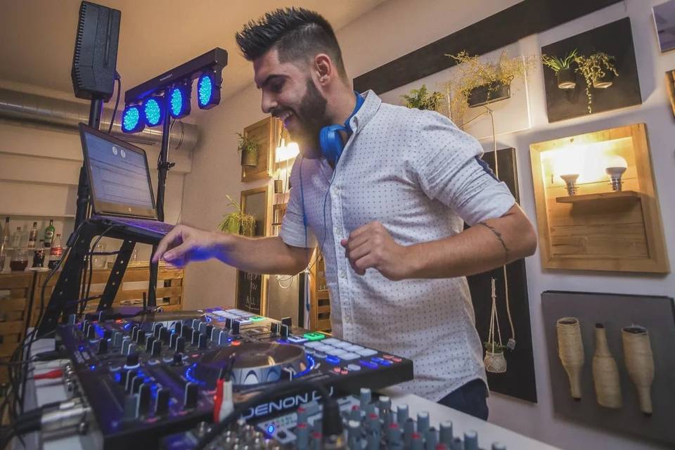 DJ anima a festa