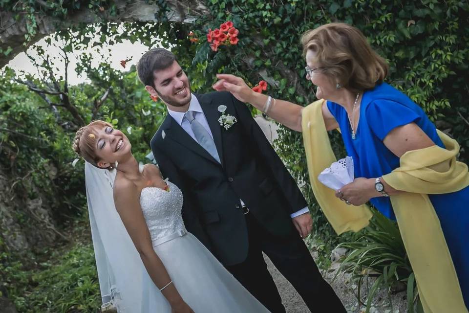 Noivos com convidados