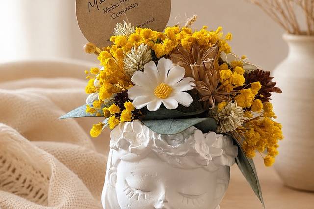 Boneca gesso c flores preserva