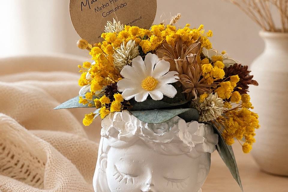 Boneca gesso c flores preserva