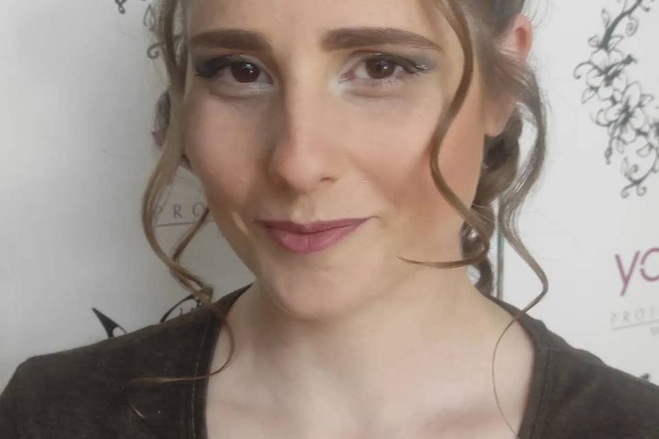 Penteado e maquilhapara evento