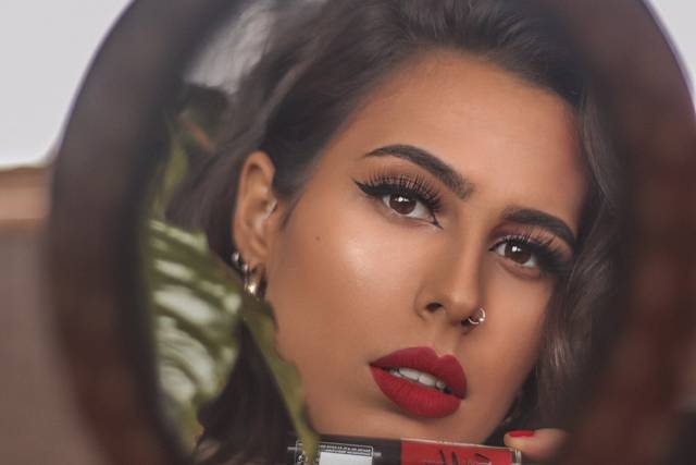 Eyeliner e lábio vermelho