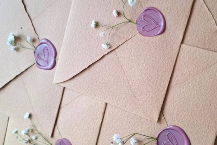 Convites artesanais com flor