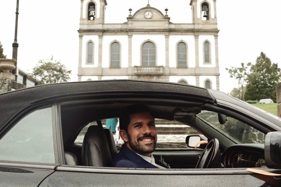 Recém casado à porta da igreja