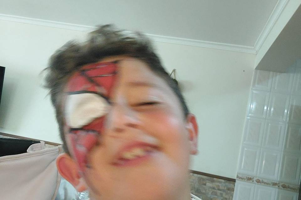 Um homem aranha as fujidas