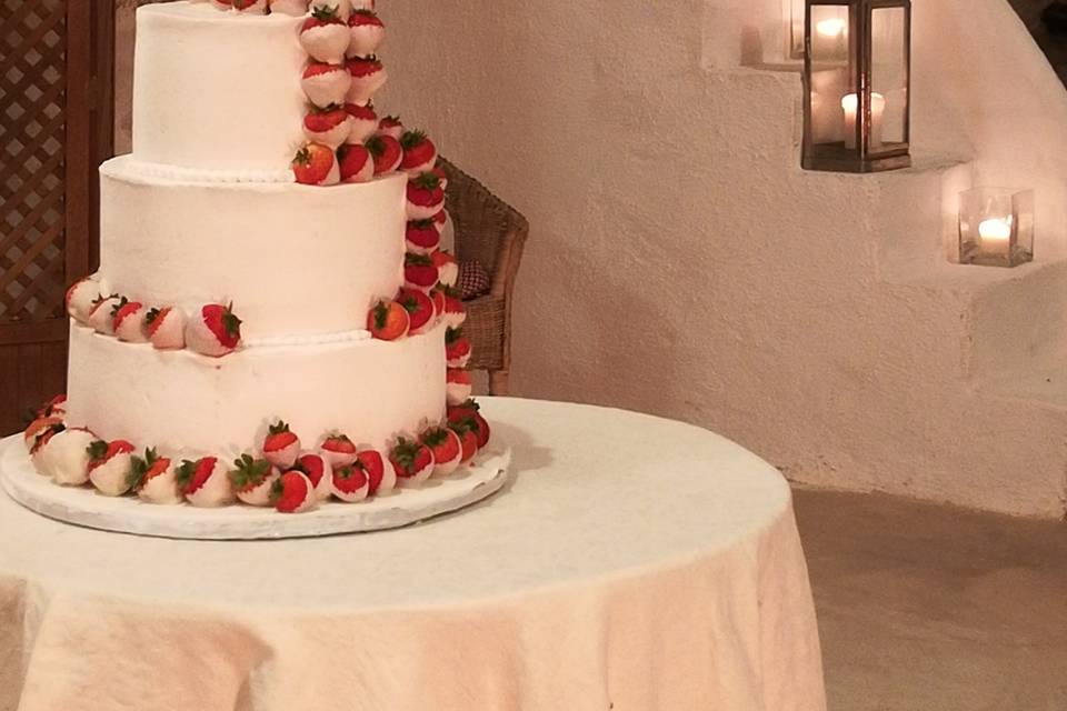 Bolo de noivos com morangos