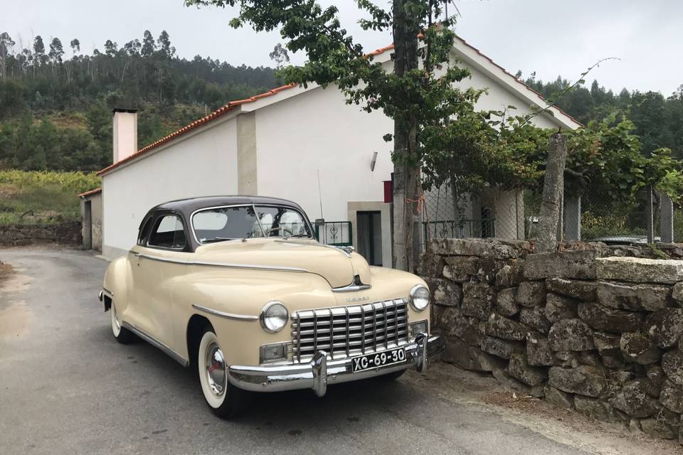 Ford 1946 V8 - Super Deluxe.