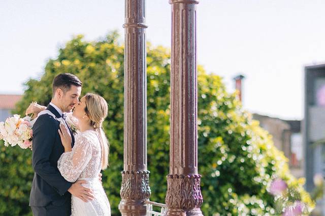 Novios en escaleras exteriores