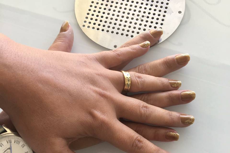 Manicure tons gold