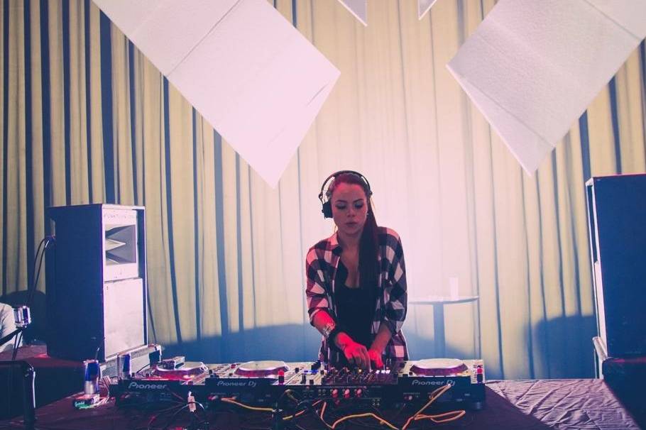 DJ Carol Sousa