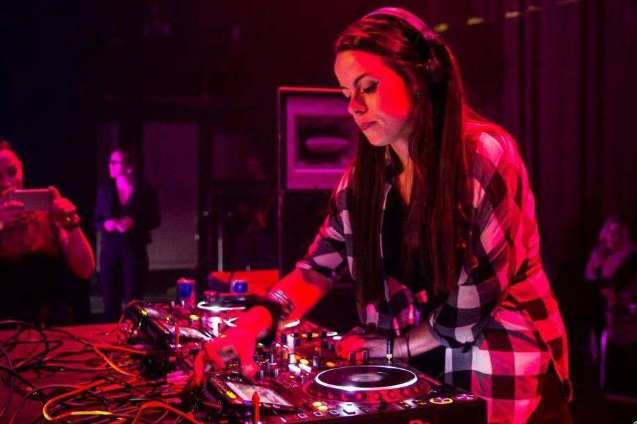 DJ Carol Sousa