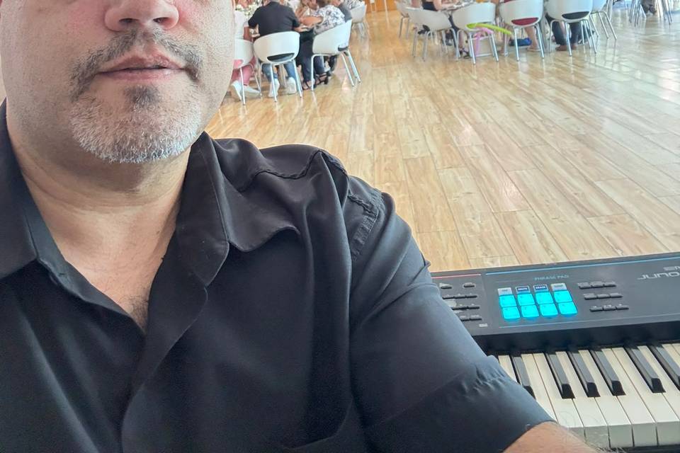 Tocando no Almoço
