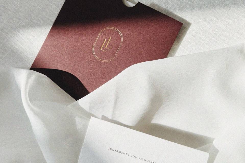 Monograma com termoestampagem.