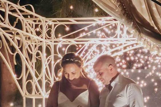 Noivos a cortar o bolo