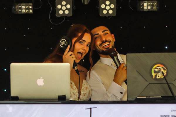 Noivos a animar a festa