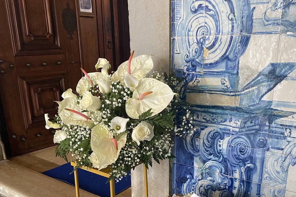 Arranjo na porta da igreja