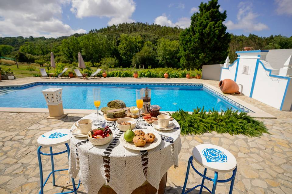 Pequeno-almoço na piscina