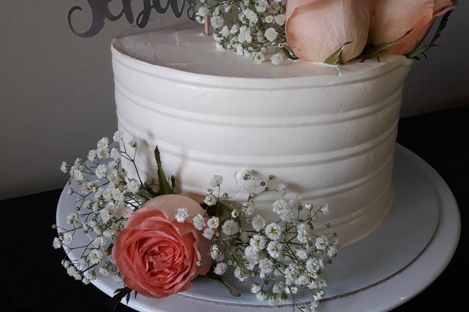 Bolo em creme com flores e top