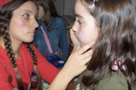 Fazendo a pintura facial