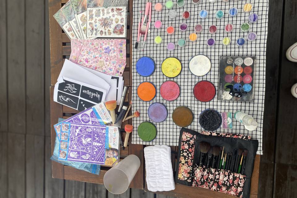 Pinturas faciais e tatuagens g