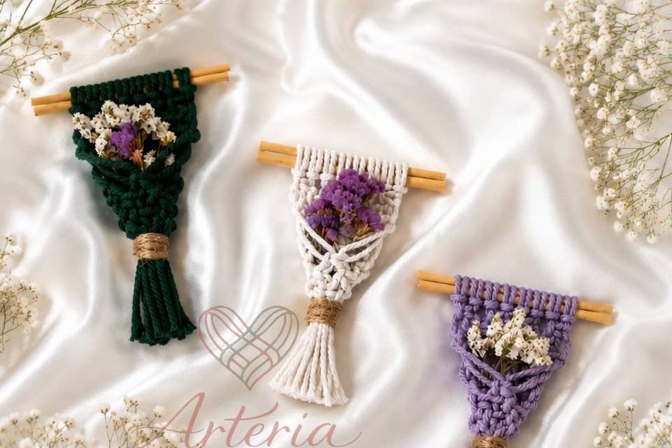 Íman em macramê e flores secas