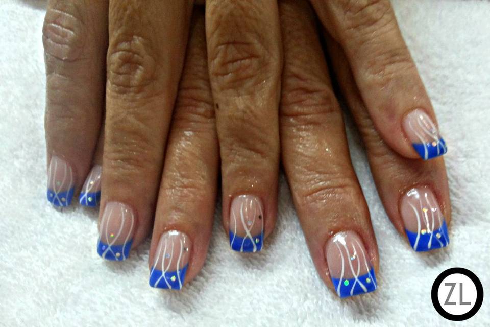 Gel azul e clear c/ nail art