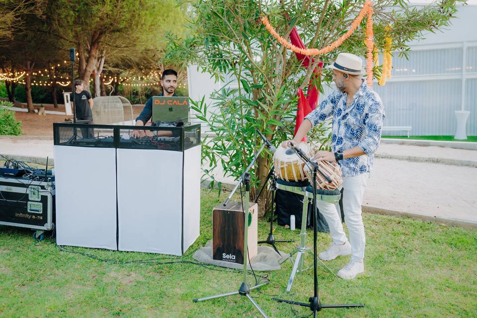 Cocktail with Live Percussion