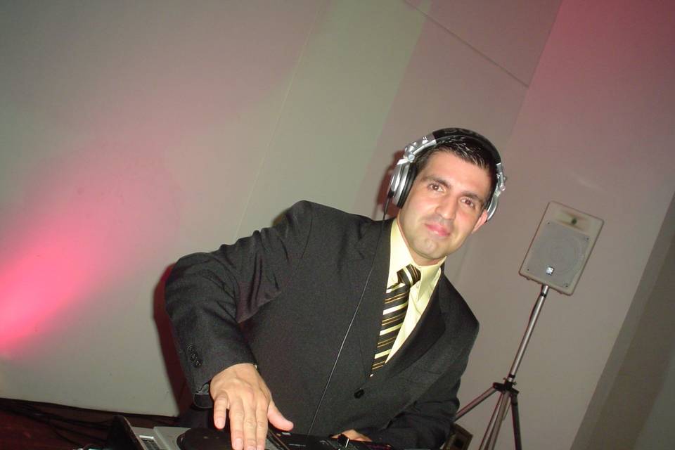 DJ Rodrigo Flores