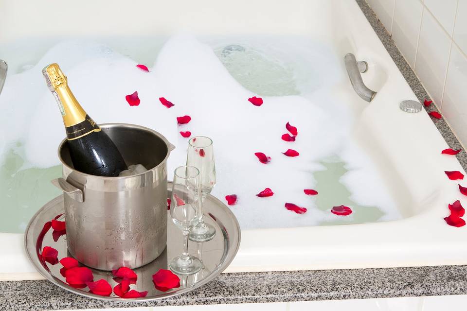 Hotel com jacuzzi e champanhe